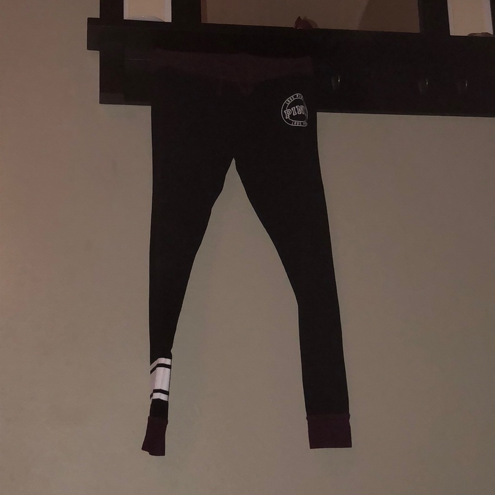 Pink leggings tie at the top with burgundy ankle